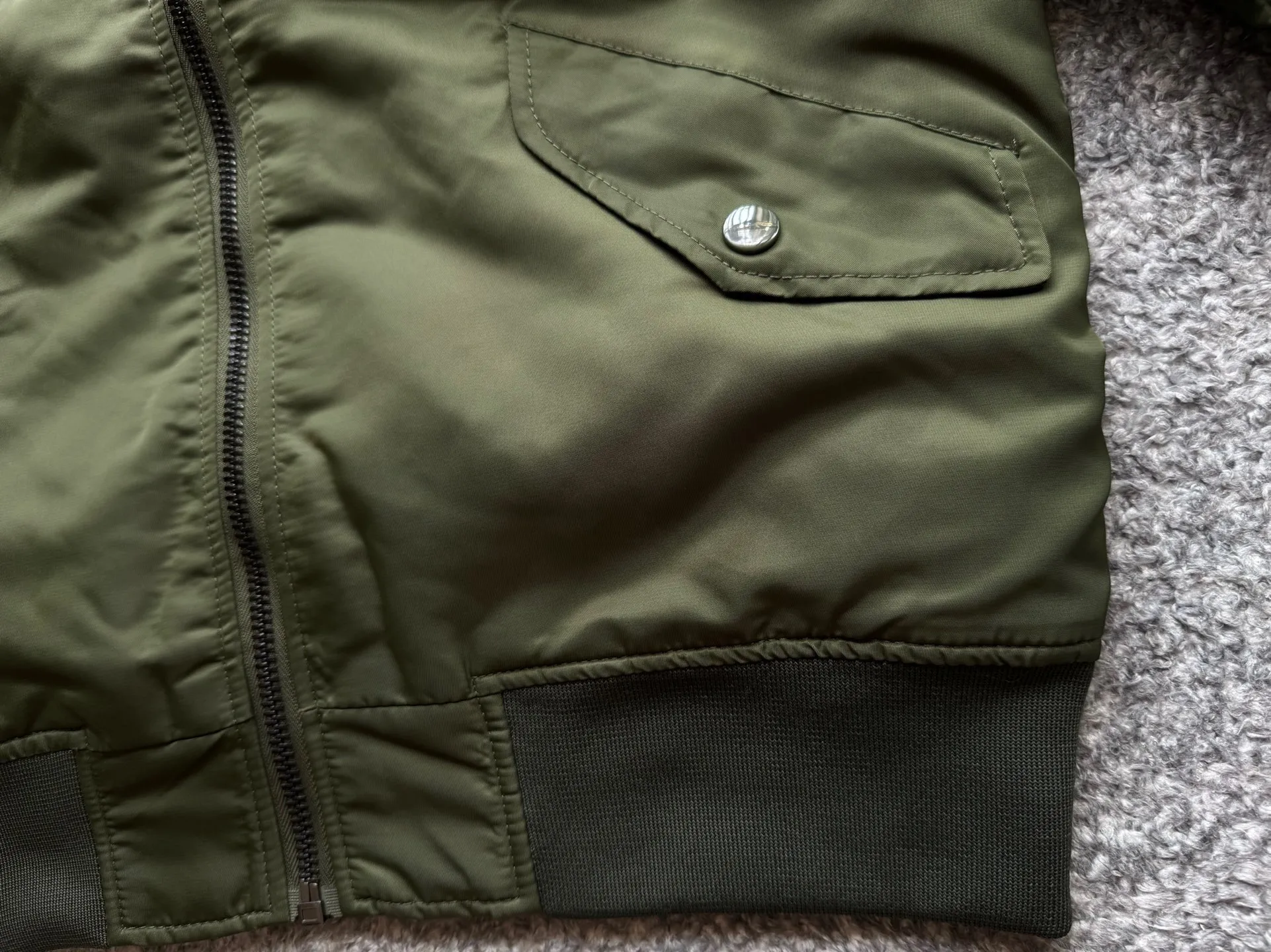 P360 Stone lsland Stone Island Medal Aviator Cotton Jacket The outer fabric is made of MA-1 flight nylon, which is a material specially used in flight and aviation. Flying nylon is a fabric specially used in flight and aviation. It is rarely used in ordinary clothing. The density of flying nylon is very high, so it is windproof and waterproof. When rain falls on the surface of the clothes, it will not penetrate immediately, but will form a small water droplet and slide off. This performance is a requirement for the development of modern jet technology. Because it is assumed that the pilot got caught in the rain before getting on the plane, he entered the cabin covered in rainwater. When flying at high altitude and at high speed, in a cabin without an environmental control system, water droplets will freeze on the pilot's body 2. Knitted baseball collar MA-1 uses a knitted collar. The collar is made of wool and can be snug around the neck and very warm. 3. Metal zippers We have very strict requirements on zippers, including smoothness and size. There was no zipper on the market that met the requirements, so we asked a zipper factory to customize a strong and durable metal zipper.  4. Double-threaded knitted cuffs The cuffs are made of double-threaded knitted fabric, narrow at the front and wide at the back. The narrow part can be tightened around the wrist to prevent wind from entering. The wide part has enough space when wearing multiple pieces under winter Color: Black Dark Army Green Size: M L.